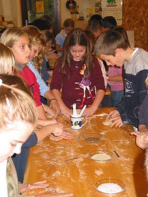 Kinder machen Brot